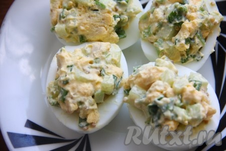 Нафаршировать полученной массой яйца.