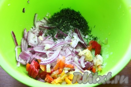 Нарезанные лук, болгарский перец и зелень смешать с сахаром и пропущенным через пресс чесноком.
