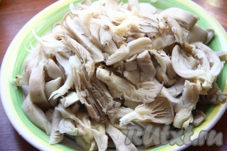 Нарезать грибы соломкой. В воду добавить 2 столовые ложки соли, довести до кипения. В кипящую воду выложить вешенки и варить на небольшом огне 10 минут с момента закипания, затем грибы откинуть на дуршлаг.