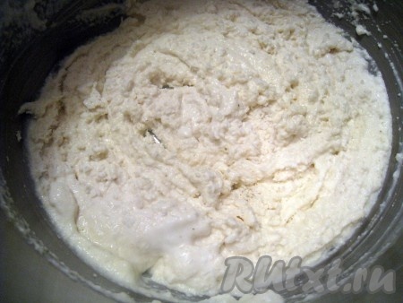 Манку и кокосовую стружку залить кефиром примерно на пол часа.
