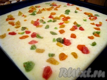 Переложить тесто в форму (силиконовую или смазанную металлическую и т.п.), можно добавить цукаты или сухофрукты (например, изюм). Выпекать манник в разогретой духовке при температуре 200 градусов, если высота теста в форме примерно 3-4 см, то около 30-40 минут.
