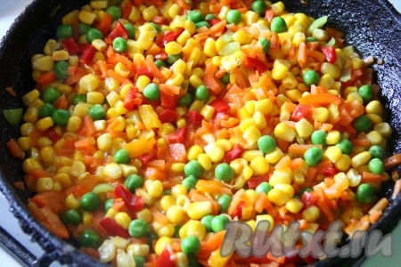 Очищенную морковь мелко нарезать. Болгарский перец, очищенный от семян, тоже нарезать. На сковороде разогреть растительное масло, выложить нарезанные морковь и перец, обжарить в течение 5 минут на среднем огне, периодически помешивая, затем добавить кукурузу и горошек. Тушить все овощи&nbsp;под крышкой еще, примерно, 10 минут, иногда перемешивая.
