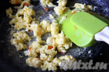 На отдельную разогретую сковороду, смазанную растительным маслом, вбить яйца и жарить на небольшом огне до готовности, постоянно помешивая.
