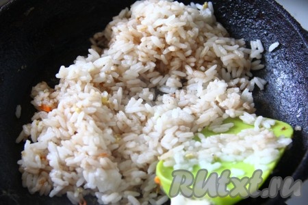 Рис залить 2 стаканами воды, добавить немного соли и варить до готовности, затем, если вдруг останется вода, её нужно слить. На сковороде растопить сливочное масло, влить соевый соус, добавить готовый рис, перемешать, чтобы соевый соус и масло равномерно впитались в рис. Обжарить рис на сковороде на небольшом огне в течение 5 минут, иногда перемешивая.
