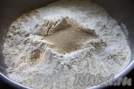 Муку смешиваем с дрожжами, сахаром и солью.