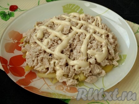 Кубиками нарезать куриное филе, выложить его на картофель, также смазать майонезом.

