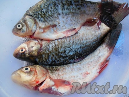 Очистите карасей от чешуи и внутренностей, из головы уберите жабры.