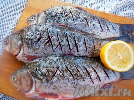 Затем рыбу снаружи и внутри посолите, посыпьте смесью перцев и полейте лимонным соком, оставьте мариноваться на 15-20 минут.