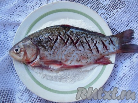 Для панировки я использовала пшеничную муку. Карасей обваляйте с двух сторон в муке.