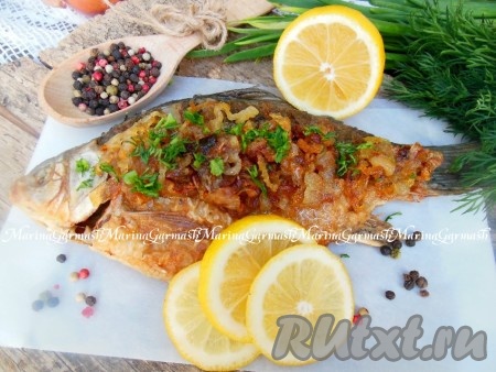 Жареных карасей переложите со сковороды на бумажное полотенце. Для подачи на другой сковороде обжарьте на растительном масле нарезанный репчатый лук до золотистого цвета. Сверху посыпьте вкусных, сочных карасей жареным луком и мелко нарезанной зеленью, подавайте к столу.