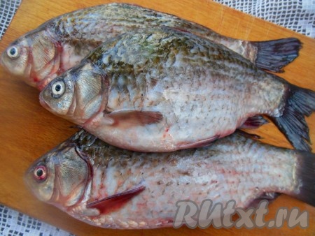 Для приготовления жареных карасей всегда использую свежую рыбу.