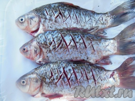 Затем посолите и поперчите по вкусу рыбу внутри и снаружи.
