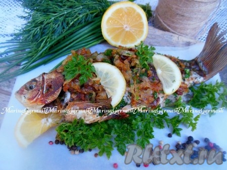 Очень вкусных карасей, запеченных со сметаной в духовке, при подаче можно посыпать жареным луком и мелко нарезанной зеленью, полить лимонным соком.
