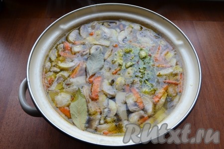 В кастрюлю с готовым картофелем и гречкой добавить шампиньоны с овощами, а также специи и лавровый лист. Варить суп на медленном огне около 10 минут.
