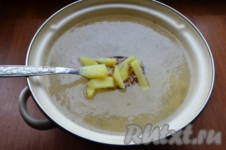 Воду налить в кастрюлю, довести ее до кипения, посолить. Всыпать в кастрюлю гречку, добавить картофель и варить на медленном огне 20-25 минут.&nbsp;
