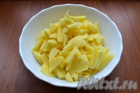 Картофель очистить и нарезать кусочками.
