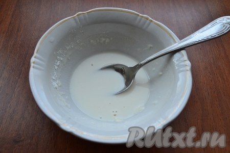 К муке добавить холодную воду, тщательно перемешать, чтобы не было комочков.