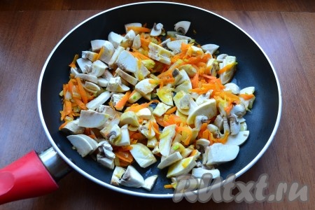 Выложить в сковороду шампиньоны, перемешать, обжаривать минут 5-7 на небольшом огне, периодически помешивая.