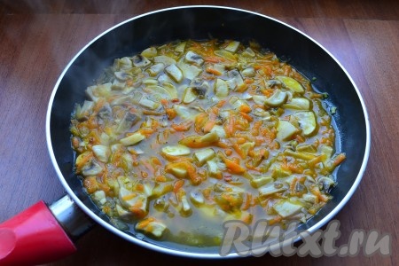 Влить в сковороду горячий бульон, посолить все по вкусу, поперчить, всыпать сухие ароматные травы, перемешать, протушить 3-4 минуты.
