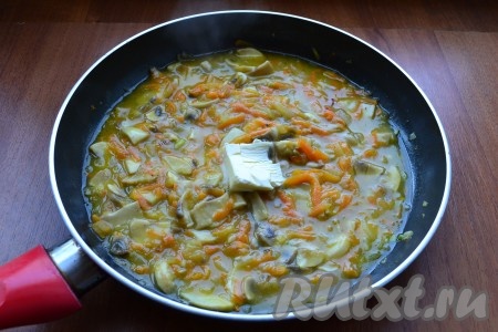 Тонкой струйкой, помешивая, ввести мучную смесь в грибы. Прогреть грибную подливу из шампиньонов на небольшом огне еще 1-2 минуты и добавить сливочное масло, перемешать.
