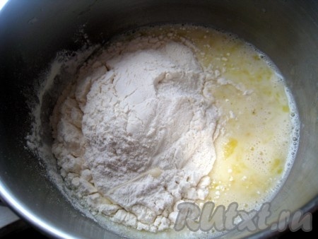 Для приготовления галушек нужно яйца немного размешать, добавить молоко, соль, пропущенный через пресс чеснок, перемешать и высыпать муку.
