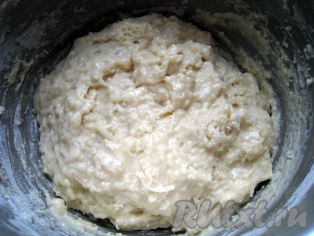 Тесто должно получиться не крутым, а мягким и липким.
