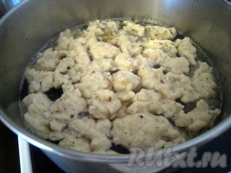 Когда чесночные галушки всплывут, значит они готовы.
