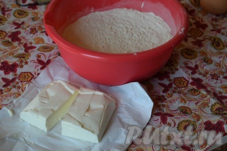 Прежде всего замесим песочное тесто, для этого в миску нужно всыпать муку.