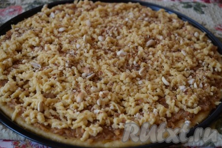 Оставшееся тесто достать из морозилки и натереть на крупной тёрке поверх яблочной начинки. Сверху, по желанию, можно посыпать натёртое тесто дробленым арахисом.