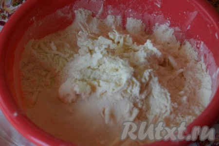 Добавить к муке натёртое на тёрке холодное сливочное масло, перемешать. Слегка растереть масло с мукой руками. Затем добавить сахар и тщательно растереть смесь руками до получения&nbsp;мелкой, однородной крошки.