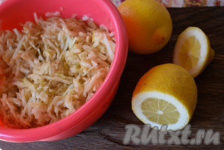 Пока тесто охлаждается, нужно приготовить яблочную начинку. Яблоки, очищенные от кожуры и семечек, натереть на крупной терке.
