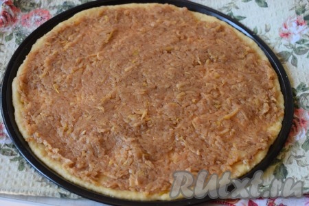 Распределить яблочную начинку по всей поверхности раскатанного теста.
