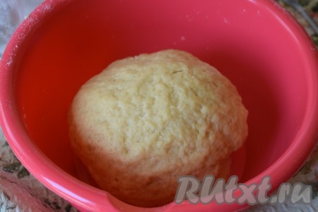 После того как будут вмешаны в тесто все 3 яйца, тесто должно собраться в шар, получиться плотным по консистенции, не липнущим к рукам. Если тесто будет липнуть к рукам, добавьте немного муки. Если тесто не будет собираться в шар, добавьте небольшими частями 1-2 столовых ложки холодной воды, полностью вмешивая её. Замешанное песочное тесто, собранное в шар, разделить на 2 неравные части. 2/3 части теста и 1/3 часть теста завернуть по отдельности в пищевую плёнку и убрать в морозилку на 15-20 минут.