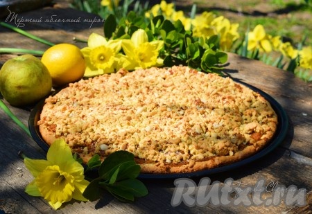 Выпекать тёртый песочный пирог с яблоками в разогретой до 180 градусов духовке минут 25-30.