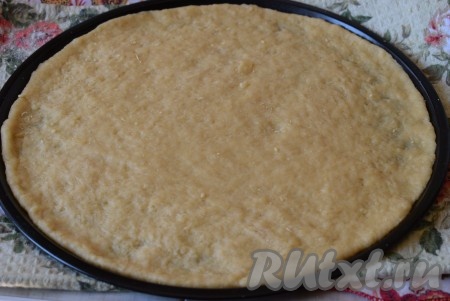 Охлаждённую большую часть теста раскатать в круг по размеру формы и переложить в форму для выпечки, застеленную пергаментом (или фольгой).