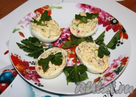 Добавить майонез. При желании можно поперчить. Солить не надо. Массу тщательно перемешать и нафаршировать половинки белков. Подавать с зеленью как отдельную закуску.