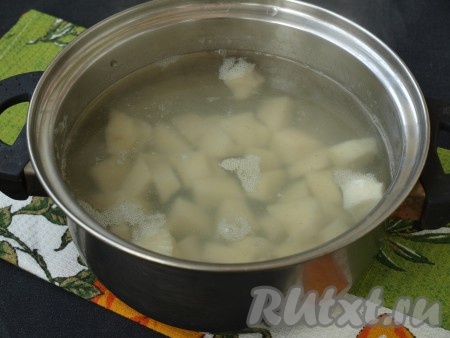 В кастрюлю налить 1 литр воды, довести до кипения. Картофель очистить, нарезать кубиками, выложить в кипящую воду и варить на небольшом огне до готовности.