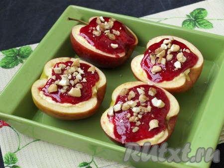 Сверху творожной начинки выложить конфитюр. Нарубить ножом кешью и посыпать яблоки сверху.
