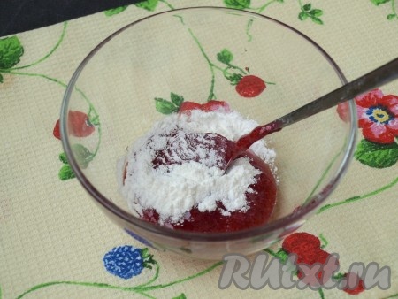 В пиалу поместить конфитюр и смешать его с крахмалом.