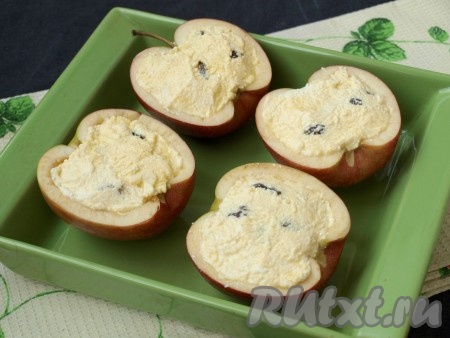 Наполнить яблоки творожной начинкой, выложить в форму для запекания.
