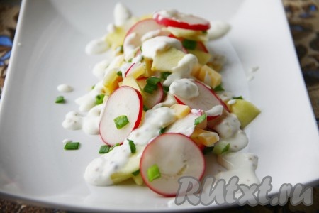 Салат с редиской, яблоком и сыром