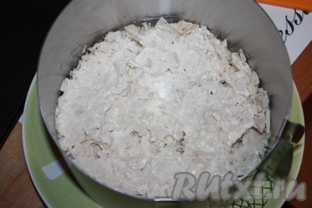 Куриную грудку отварить до готовности, немного подсолив. Яйца сварить вкрутую. Свежие шампиньоны нарезать небольшими кубиками, луковицу нарезать мелкими кубиками, посолить, поперчить и обжарить на небольшом огне на растительном масле до готовности. Выкладываем все ингредиенты слоями. Для этого можно использовать салатник или разъемную форму. 1-й слой: мелко нарезанная отварная куриная грудка, сверху смазать майонезом.