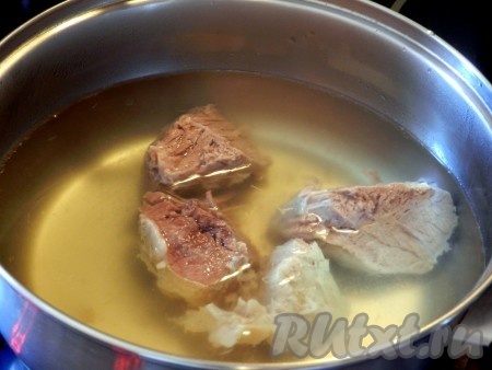 Сварить бульон из мяса говядины.