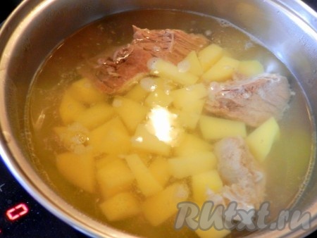 Бульон немного подсолить и сварить в нем картофель, порезанный кубиками.