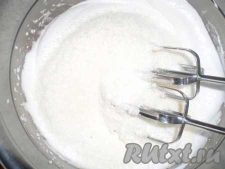 Когда пена будет уже устойчивой, всыпать кокосовую стружку и аккуратно перемешать.