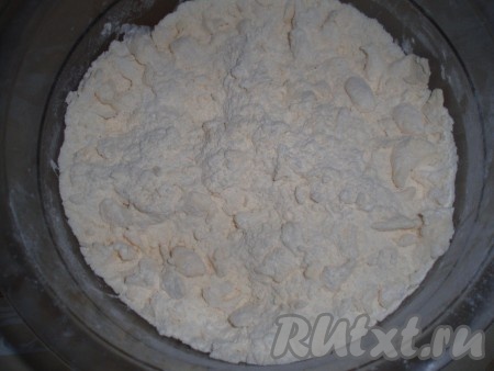 Просеять муку вместе с сахарной пудрой. В смесь муки и сахарной пудры нарезать сливочное масло кусочками и перемешать до образования крошки.