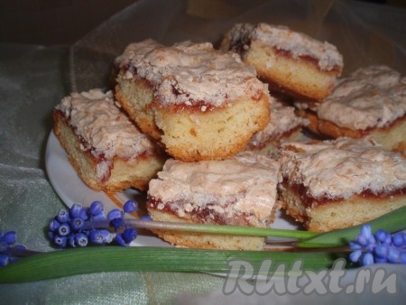 Очень вкусный, рассыпчатый песочный пирог с хрустящим безе нарезать на порции и подать к чаю.&nbsp;
