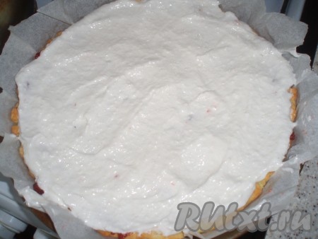 сверху выложить кокосовое безе.&nbsp;Температуру духовки уменьшить до 170 градусов. Печь песочный пирог, примерно, 40 минут. Безе должно стать совершенно сухим.
