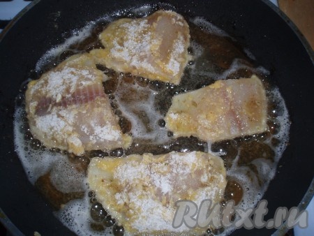 Обжарить тилапию в сырной панировке на большом огне с двух сторон.
