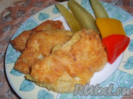 Хрустящая и сочная, очень вкусная тилапия в сырной панировке готова. Подаем в горячем виде с овощным салатом или домашними соленьями.